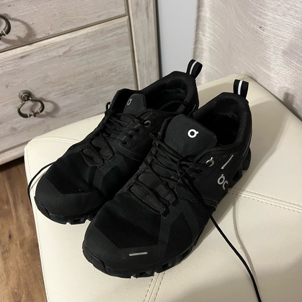 Black Waterproof On Cloud 5 Women’s Running Shoe Size 8.5